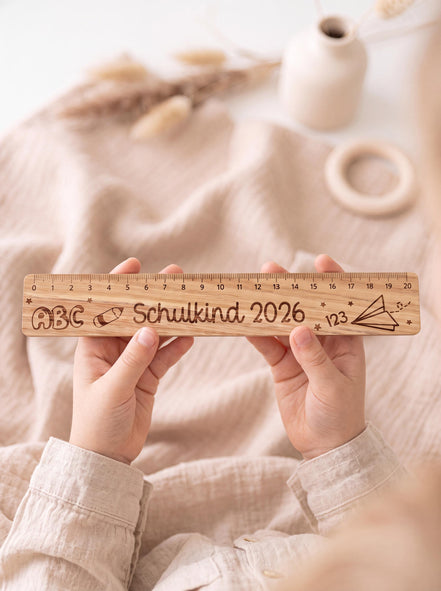 Holzlineal Schulkind 2026 aus Eichenholz – Geschenk zur Einschulung, Lineal 20 cm für Schultüte, personalisiertes Schulgeschenk