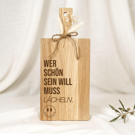 Lustiges Geschenk Holzbrett • Wer schön sein will muss lächeln • Küchenbrett Eiche • Geschenk mit Spruch, Geburtstagsgeschenk