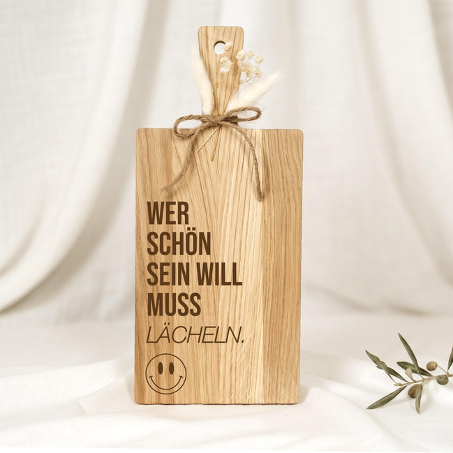 Lustiges Geschenk Holzbrett • Wer schön sein will muss lächeln • Küchenbrett Eiche • Geschenk mit Spruch, Geburtstagsgeschenk