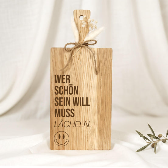 Lustiges Geschenk Holzbrett • Wer schön sein will muss lächeln • Küchenbrett Eiche • Geschenk mit Spruch, Geburtstagsgeschenk