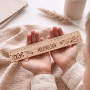 Schulkind 2026, Personalisiertes Lineal aus Eichenholz mit Name – Geschenk zur Einschulung, Schulkind, Schultüte, Einschulungsgeschenk