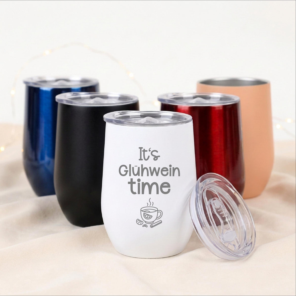 Glühweinbecher Thermobecher „It’s Glühwein Time“ – Edelstahl Becher mit Gravur – Weihnachtsmarkt Becher – Weihnachtsgeschenk, Wichteln