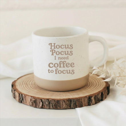 Kaffeetasse mit Spruch | Hocus Pocus I Need Coffee to Focus | Geschenk für Kaffeeliebhaber | Bürotasse Kollegin | Wichtelgeschenk