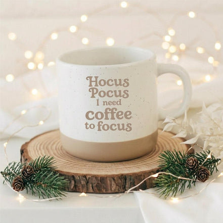 Kaffeetasse mit Spruch | Hocus Pocus I Need Coffee to Focus | Geschenk für Kaffeeliebhaber | Bürotasse Kollegin | Wichtelgeschenk