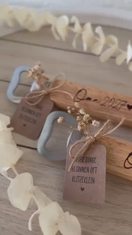Schwangerschaftsverkündung Geschenk – Holz Flaschenöffner personalisiert mit Titel & Jahreszahl, Papa, Oma, Opa, Tante, Onkel,