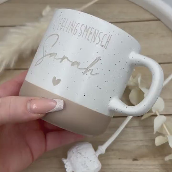 Tasse Lieblingsmensch, graviert mit Name & Herz – personalisierte Keramiktasse – Geschenk für Herzensmenschen – 360 ml, spülmaschinenfest