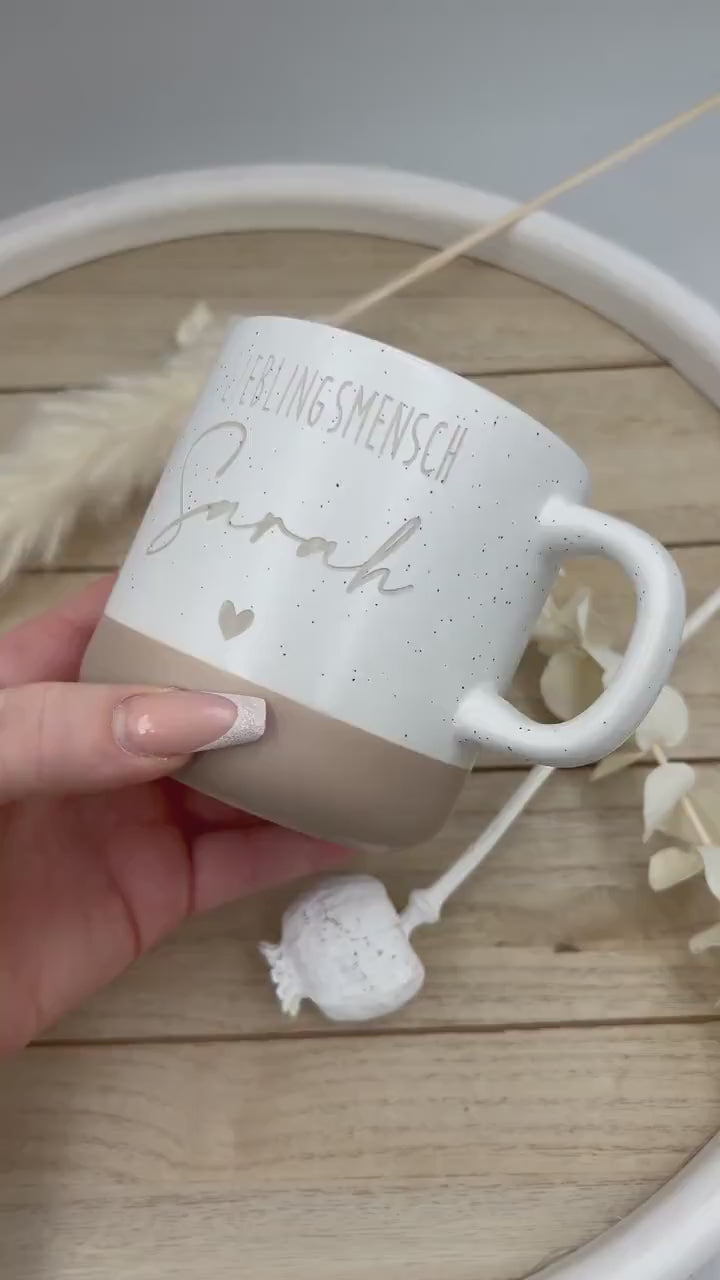 Tasse Lieblingsmensch, graviert mit Name & Herz – personalisierte Keramiktasse – Geschenk für Herzensmenschen – 360 ml, spülmaschinenfest