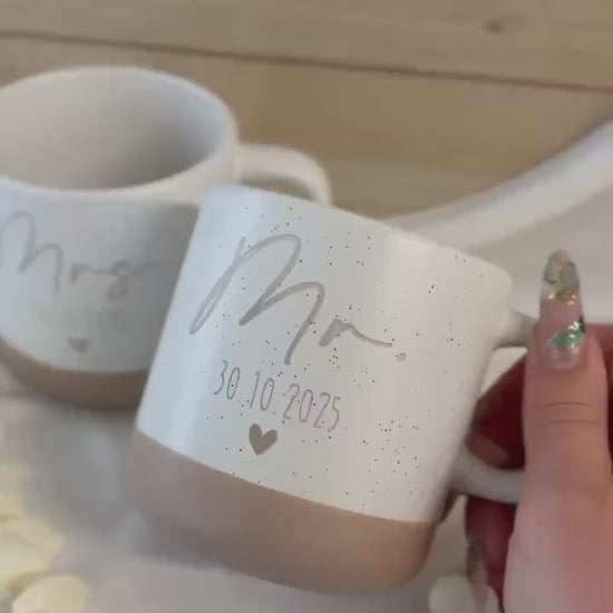 Mr & Mrs Tassen mit Datum – personalisierte Hochzeitstassen – Herz Gravur, Geschenk Hochzeit Paarverliebt  Keramik 360 ml  spülmaschinenfest