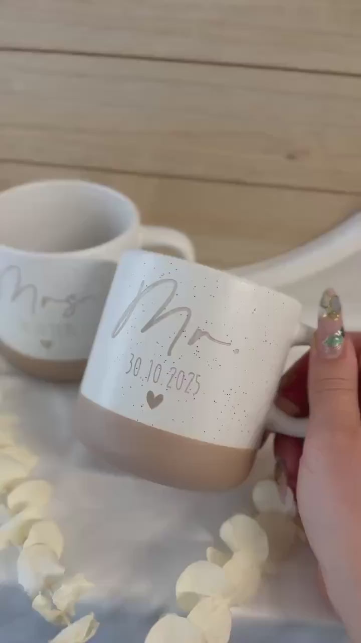 Mr & Mrs Tassen mit Datum – personalisierte Hochzeitstassen – Herz Gravur, Geschenk Hochzeit Paarverliebt  Keramik 360 ml  spülmaschinenfest