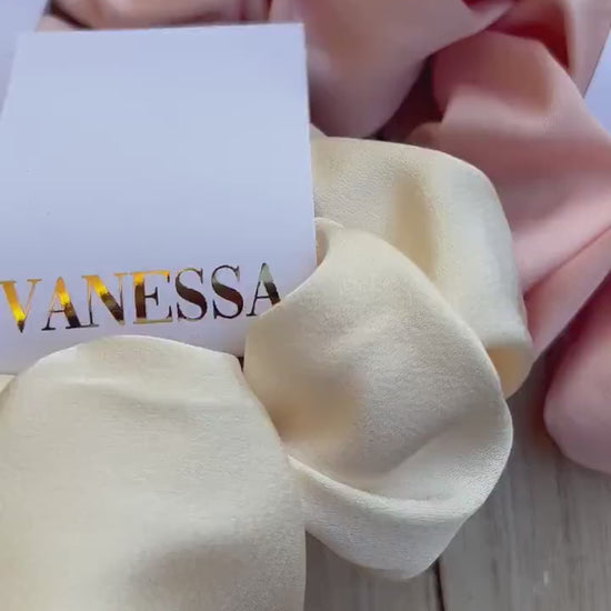 Scrunchies personalisiert - kleines Geschenk für die Freundin, Trauzeugin oder Team Bride -