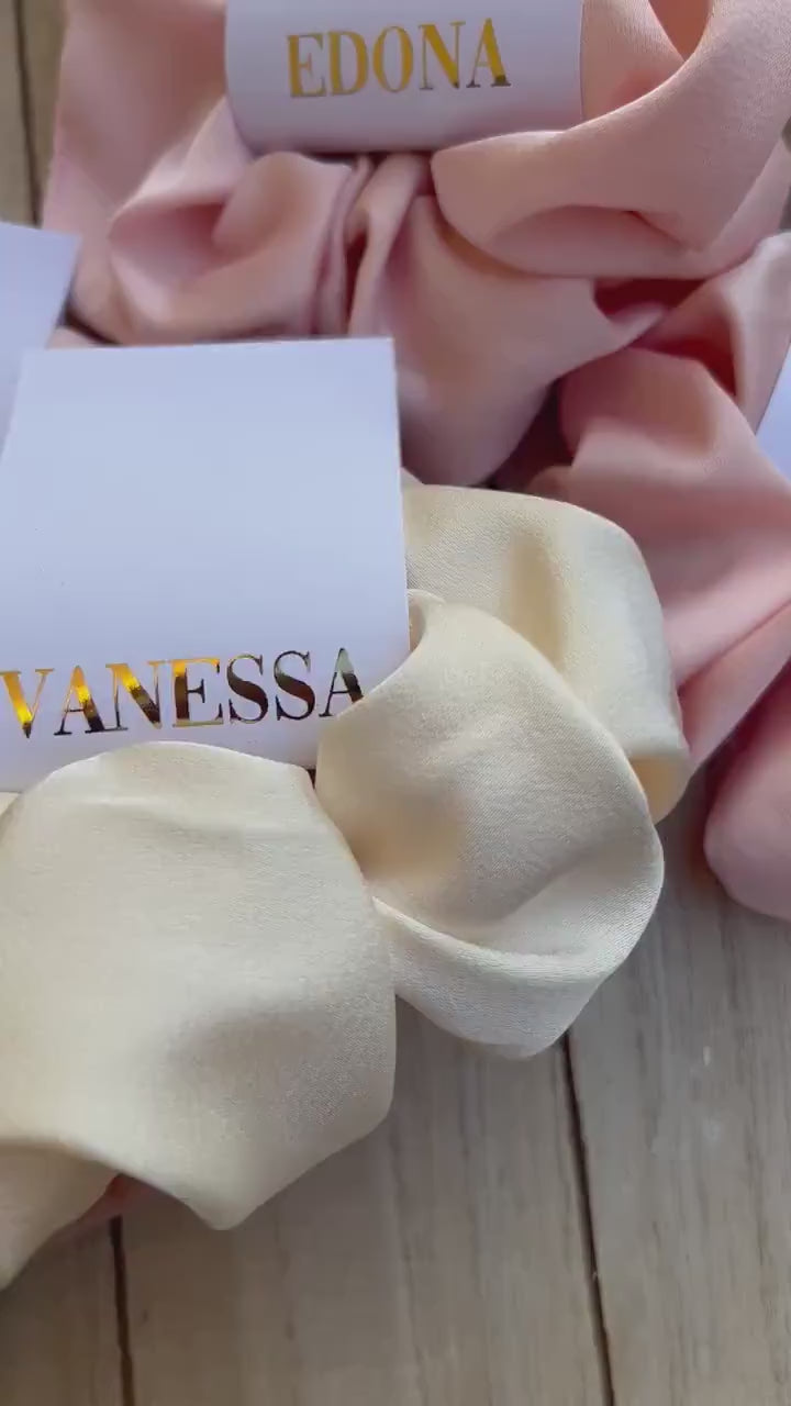 Scrunchies personalisiert - kleines Geschenk für die Freundin, Trauzeugin oder Team Bride -