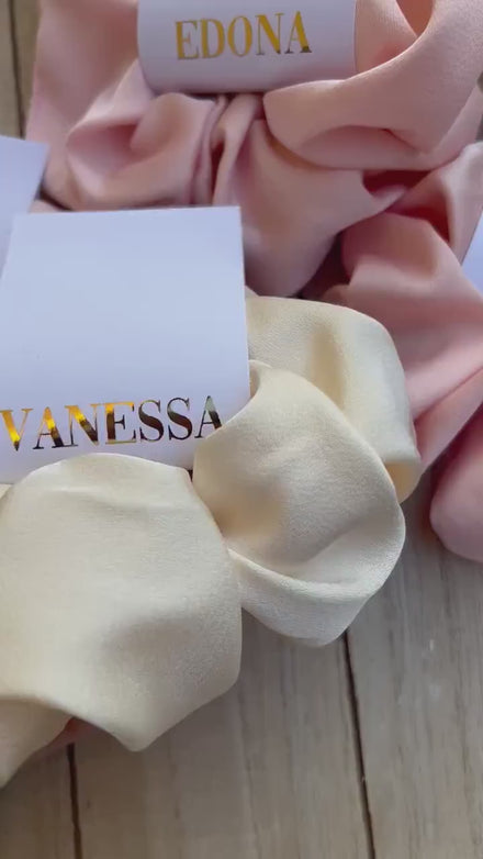 Scrunchies personalisiert - kleines Geschenk für die Freundin, Trauzeugin oder Team Bride -