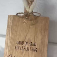 Hochzeitsgeschenk Brett Eiche • „Hand in Hand ein Leben lang“ • Personalisiert mit Namen & Datum • Gravur Brett Brautpaar