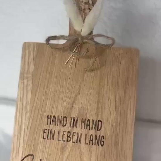 Hochzeitsgeschenk Brett Eiche • „Hand in Hand ein Leben lang“ • Personalisiert mit Namen & Datum • Gravur Brett Brautpaar