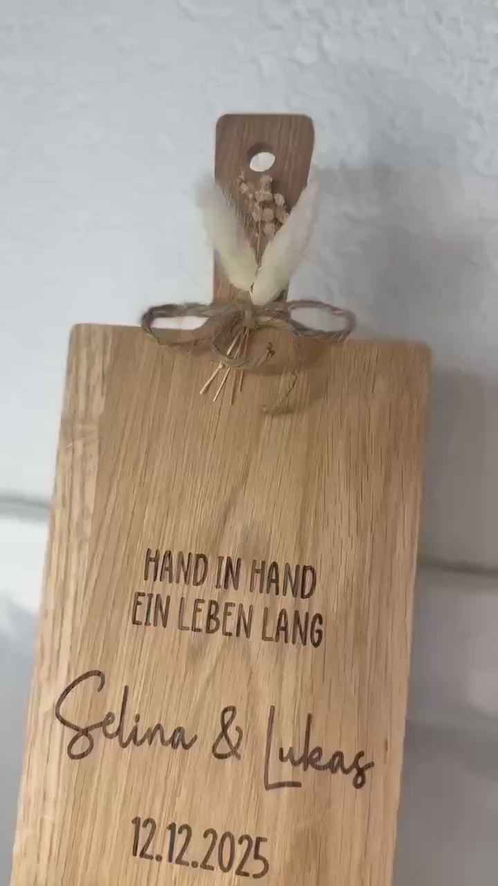 Hochzeitsgeschenk Brett Eiche • „Hand in Hand ein Leben lang“ • Personalisiert mit Namen & Datum • Gravur Brett Brautpaar