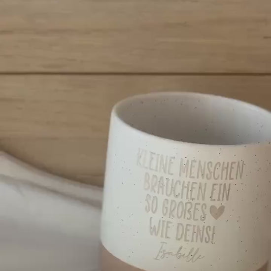 Tasse Erzieherin Geschenk – Kleine Menschen großes Herz – personalisierte Keramiktasse mit Name – Danke Hebamme Pädagogin – 360 ml