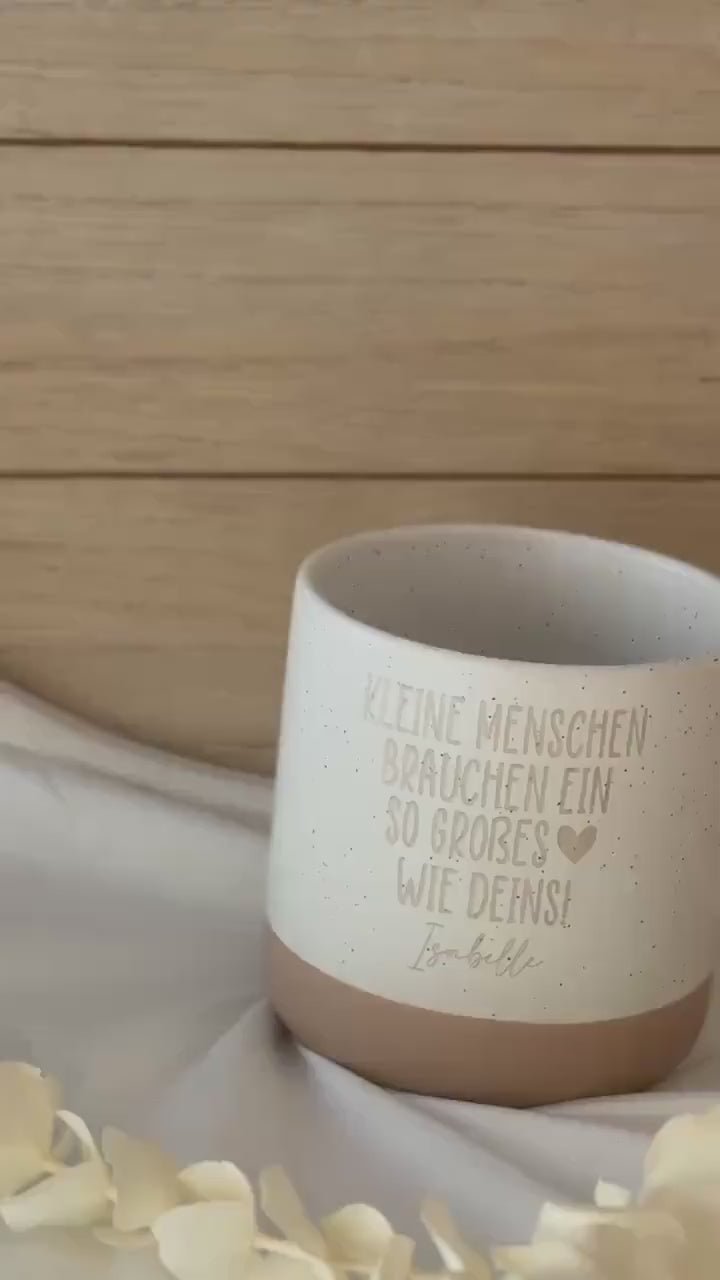 Tasse Erzieherin Geschenk – Kleine Menschen großes Herz – personalisierte Keramiktasse mit Name – Danke Hebamme Pädagogin – 360 ml