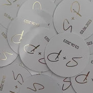 Personalisierte Etiketten mit Initial & Datum - Metallic Veredelung in Gold oder Silber - gelocht oder ungelocht - Gastgeschenke DIY