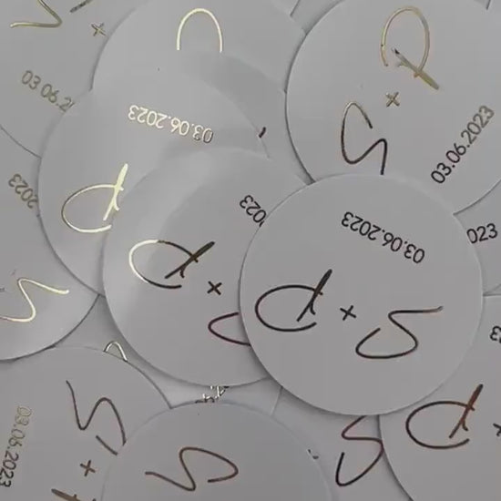 Personalisierte Etiketten mit Initial & Datum - Metallic Veredelung in Gold oder Silber - gelocht oder ungelocht - Gastgeschenke DIY