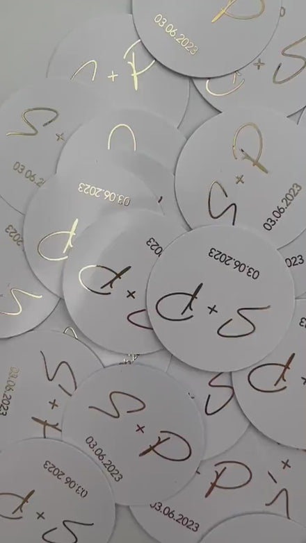 Personalisierte Etiketten mit Initial & Datum - Metallic Veredelung in Gold oder Silber - gelocht oder ungelocht - Gastgeschenke DIY