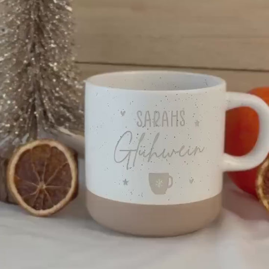 Glühwein Tasse mit Name – personalisierte Weihnachtstasse – Schneeflocke & Herzen Sterne – Geschenk Weihnachten Familie Kollegen – 360 ml