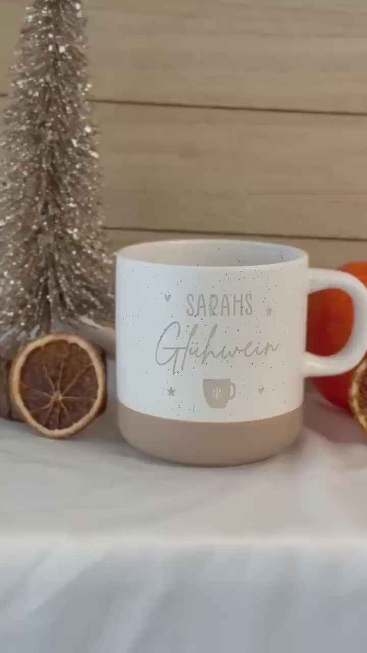 Glühwein Tasse mit Name – personalisierte Weihnachtstasse – Schneeflocke & Herzen Sterne – Geschenk Weihnachten Familie Kollegen – 360 ml