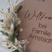 Willkommensschild Holz mit Trockenblumen | Personalisiertes Türschild Familie | Geschenk Einzug | Holzschild graviert