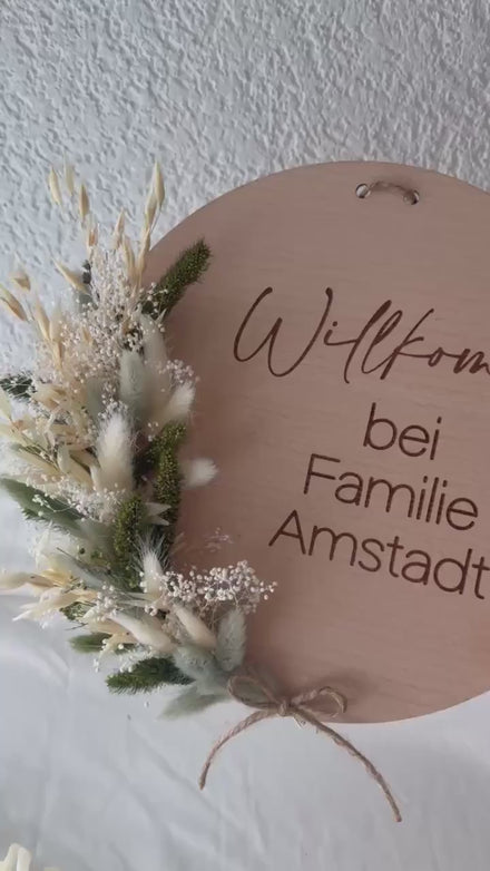Willkommensschild Holz mit Trockenblumen | Personalisiertes Türschild Familie | Geschenk Einzug | Holzschild graviert