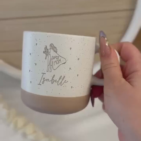 Super Mom Tasse mit Name – personalisierte Mama Tasse – Gravur Frau mit Umhang & Herzen – Geschenk Mama – Keramik 360 ml- Superwoman