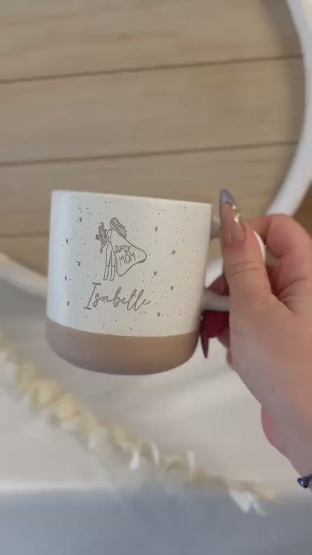 Super Mom Tasse mit Name – personalisierte Mama Tasse – Gravur Frau mit Umhang & Herzen – Geschenk Mama – Keramik 360 ml- Superwoman
