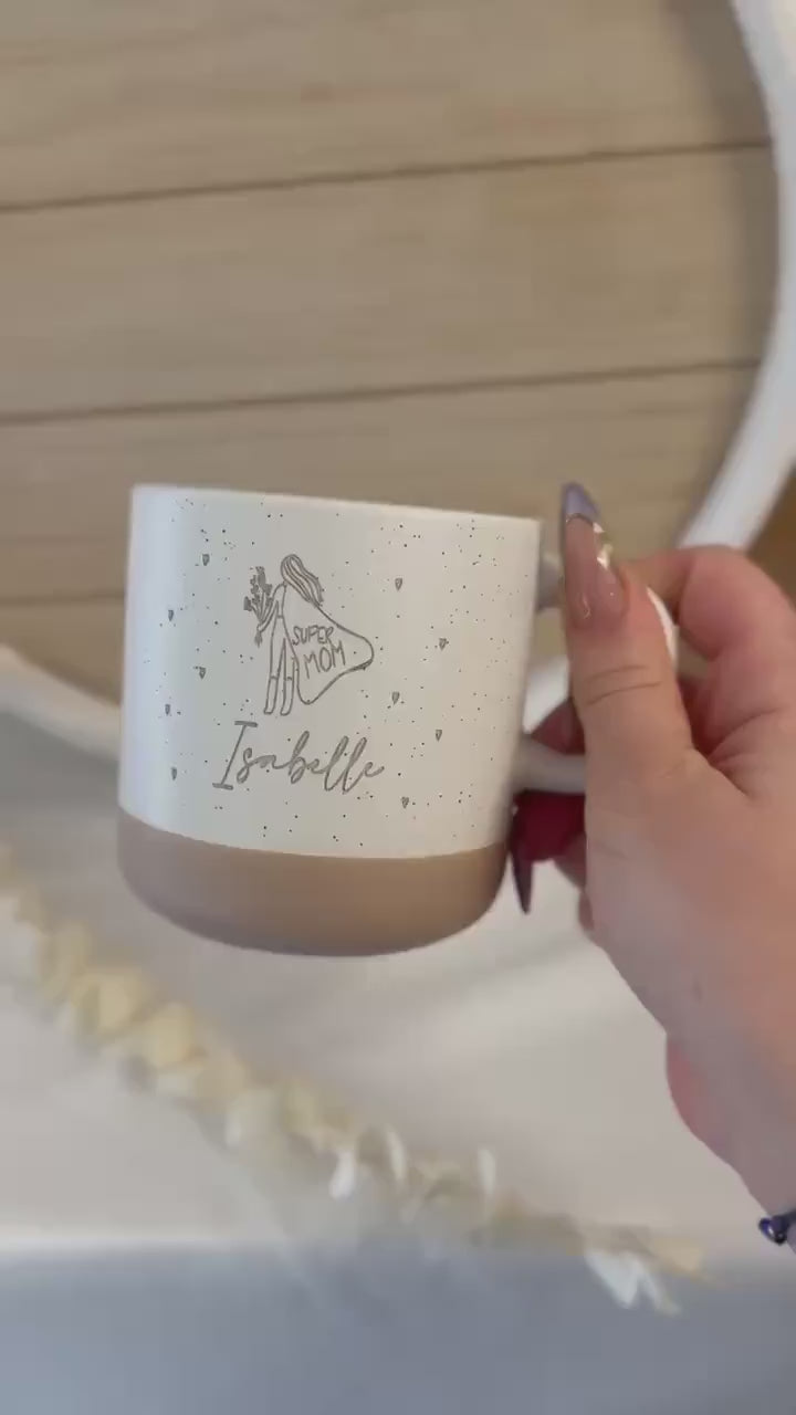 Super Mom Tasse mit Name – personalisierte Mama Tasse – Gravur Frau mit Umhang & Herzen – Geschenk Mama – Keramik 360 ml- Superwoman