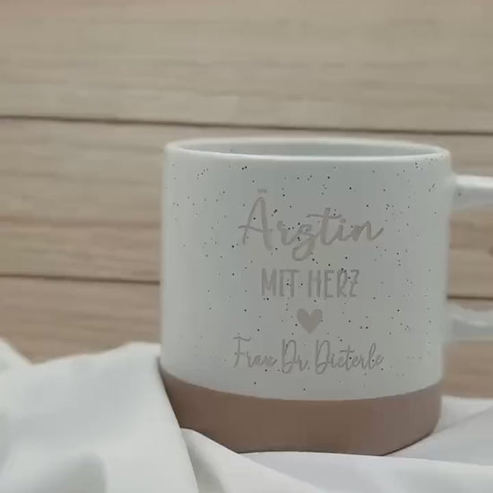 Ärztin mit Herz Tasse – personalisierte Keramiktasse mit Name – Danke Geschenk Praxis Klinik – langlebige Gravur – 360 ml