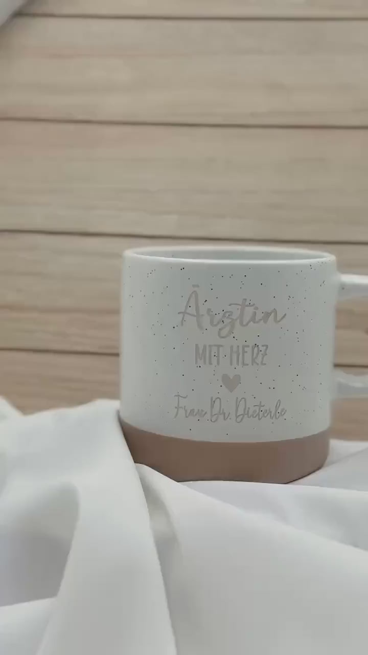 Ärztin mit Herz Tasse – personalisierte Keramiktasse mit Name – Danke Geschenk Praxis Klinik – langlebige Gravur – 360 ml