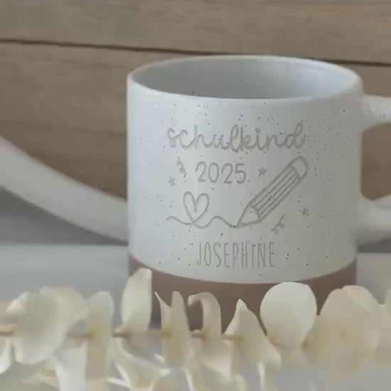 Schulkind 2025 Tasse mit Name – Geschenk Einschulung – Stift Herzlinie – personalisierte Keramiktasse – einschulungsgeschenk