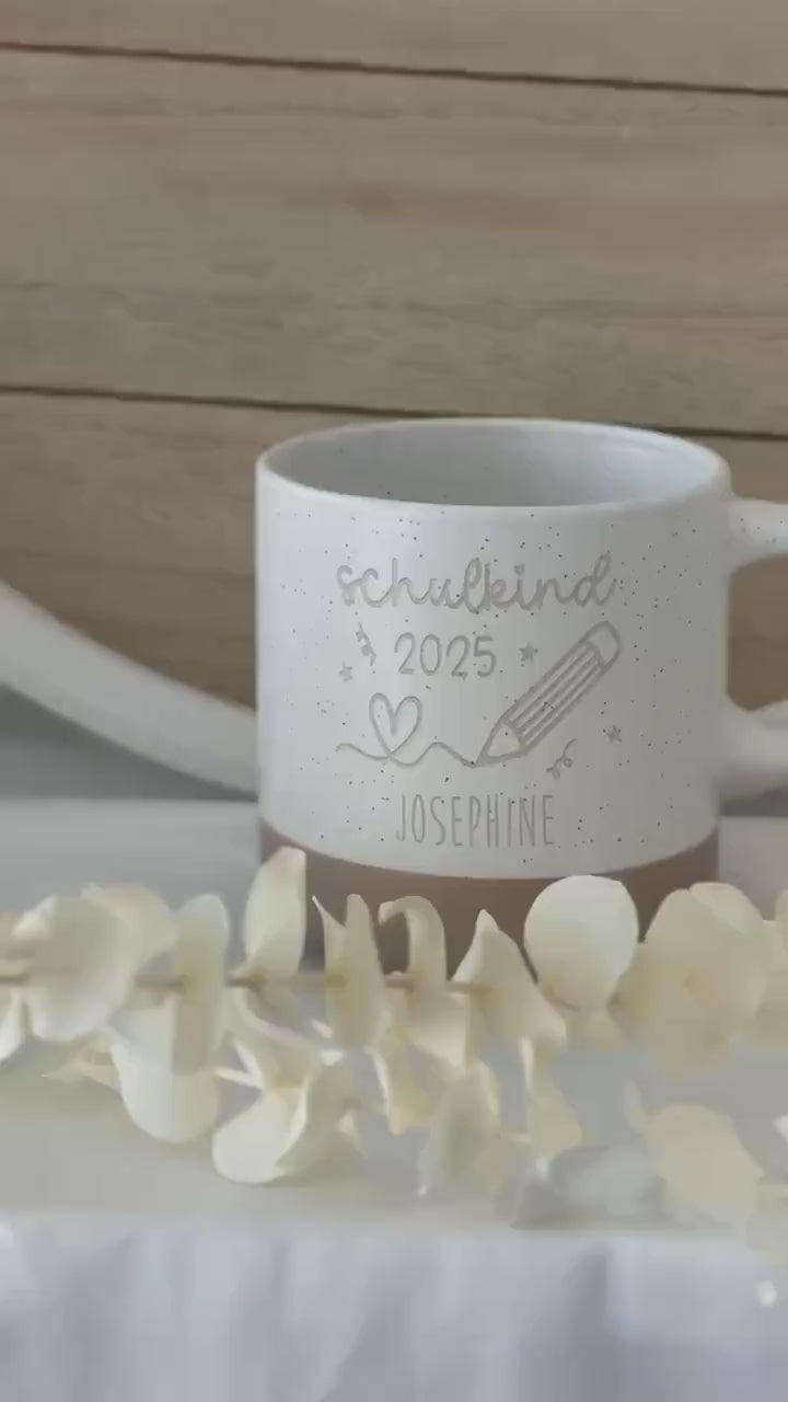 Schulkind 2025 Tasse mit Name – Geschenk Einschulung – Stift Herzlinie – personalisierte Keramiktasse – einschulungsgeschenk