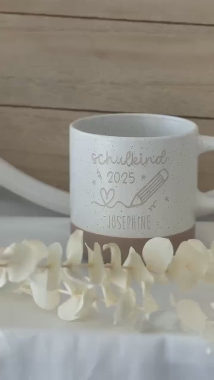 Schulkind 2025 Tasse mit Name – Geschenk Einschulung – Stift Herzlinie – personalisierte Keramiktasse – einschulungsgeschenk