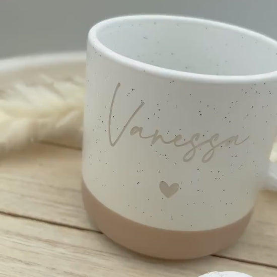 Personalisierte Tasse, Gravur mit Name & Herz  – Geschenk für Schwester, Freundin, Mama, Firma – Weihnachten, Weihnachtsgeschenk, Jubiläum
