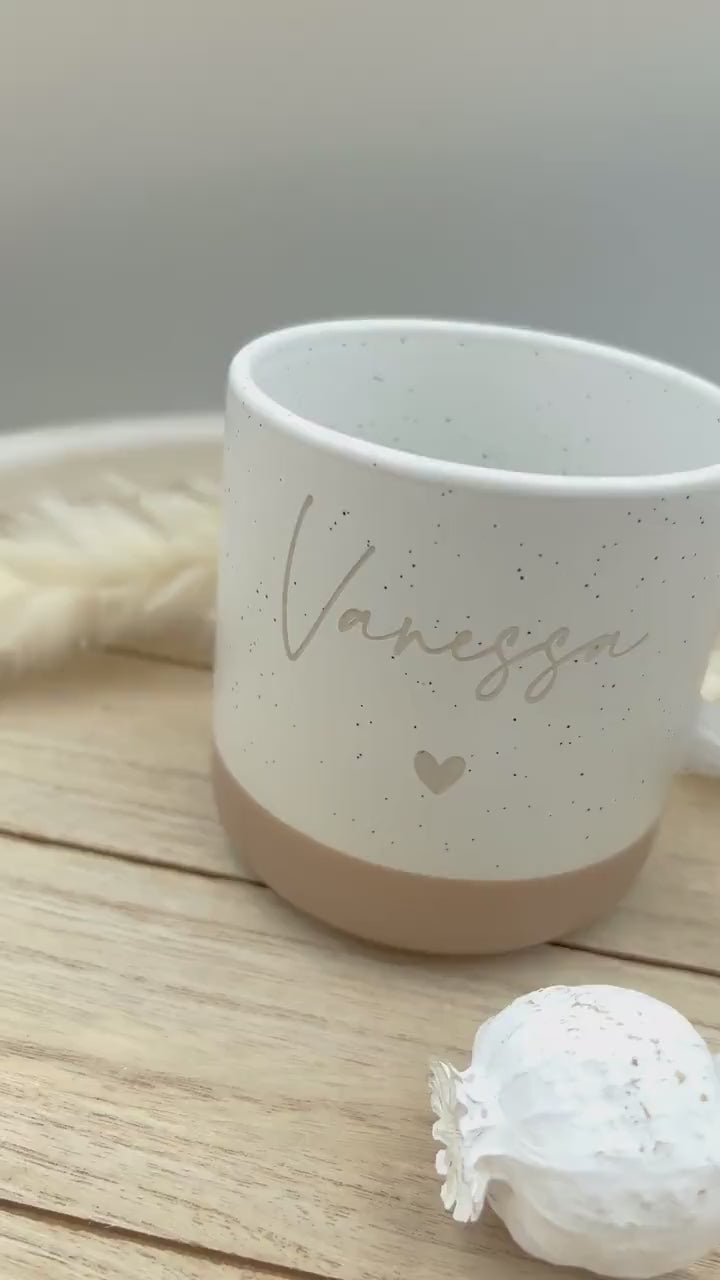 Personalisierte Tasse, Gravur mit Name & Herz  – Geschenk für Schwester, Freundin, Mama, Firma – Weihnachten, Weihnachtsgeschenk, Jubiläum