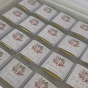 Personalisierte Schokobox Taufe Kommunion mit 24 oder 48 Vollmilch-Schokoladen – Personalisierbar mit Name & Datum – Boho Stil mit Goldkreuz
