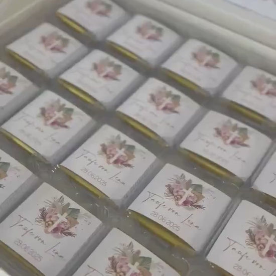Personalisierte Schokobox Taufe Kommunion mit 24 oder 48 Vollmilch-Schokoladen – Personalisierbar mit Name & Datum – Boho Stil mit Goldkreuz