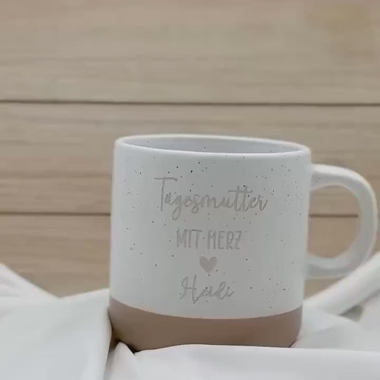 Tagesmutter mit Herz Tasse – personalisierte Keramiktasse mit Name – Danke Geschenk Kinderbetreuung – langlebige Gravur – 360 ml