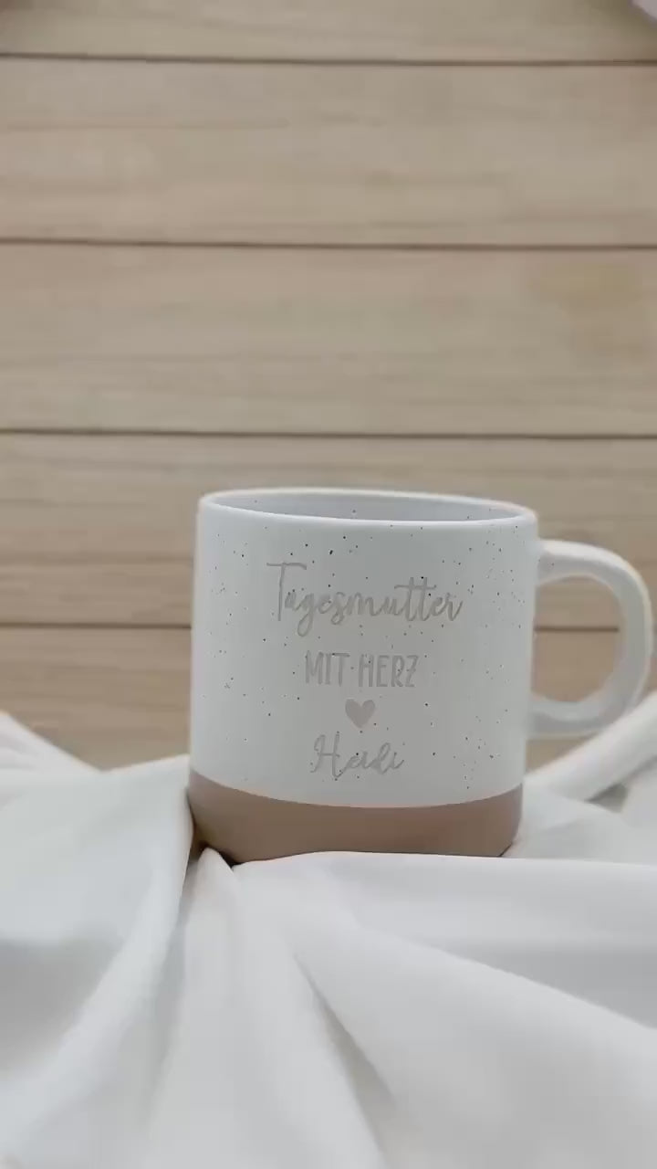Tagesmutter mit Herz Tasse – personalisierte Keramiktasse mit Name – Danke Geschenk Kinderbetreuung – langlebige Gravur – 360 ml
