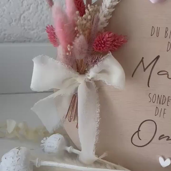Muttertagsgeschenk für Mama & Oma – Holzschild mit Trockenblumen – „Beste Mama und Oma“ – personalisierbar – Deko Muttertag