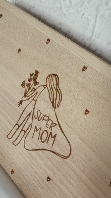 Muttertagsgeschenk Holz – Super Mom Brettchen – Geschenk Mama personalisiert – Holzbrett mit Gravur – Muttertag Geschenkidee