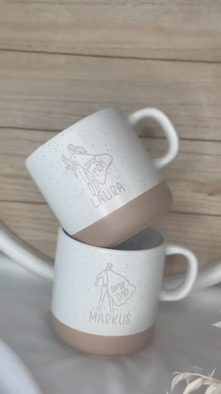Super Dad & Super Mom Tassen SET mit Name – personalisierte Keramiktasse – Geburtsgeschenk Eltern – Geschenk zur Geburt Baby – 360 ml