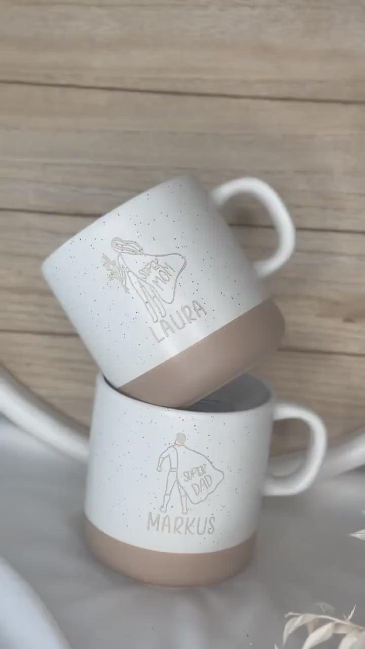 Super Dad & Super Mom Tassen SET mit Name – personalisierte Keramiktasse – Geburtsgeschenk Eltern – Geschenk zur Geburt Baby – 360 ml