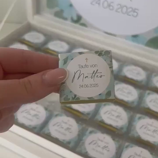Personalisierte Schokobox Taufe Kommunion mit 24 oder 48 Vollmilch-Schokoladen – Personalisierbar mit Name & Datum – Grün Blau mit Goldkreuz