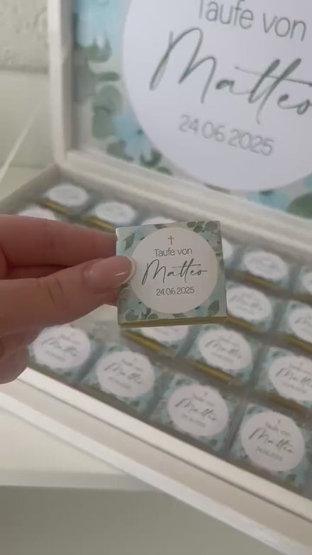 Personalisierte Schokobox Taufe Kommunion mit 24 oder 48 Vollmilch-Schokoladen – Personalisierbar mit Name & Datum – Grün Blau mit Goldkreuz