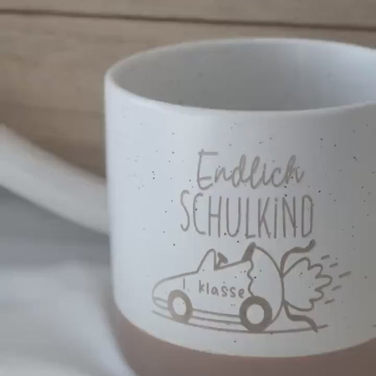 Endlich Schulkind Tasse – 1. Klasse – Rennauto Schultüte – Geschenk Einschulung – personalisierte Keramiktasse - Schulkind 2025
