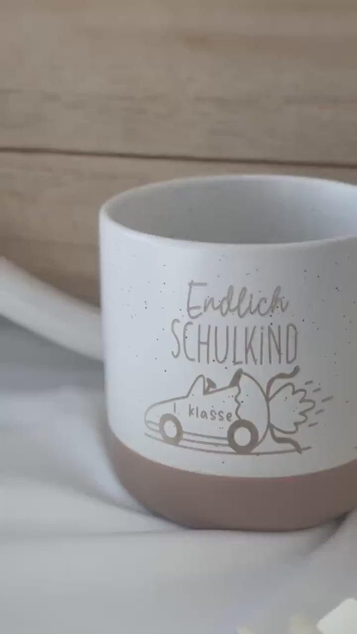 Endlich Schulkind Tasse – 1. Klasse – Rennauto Schultüte – Geschenk Einschulung – personalisierte Keramiktasse - Schulkind 2025